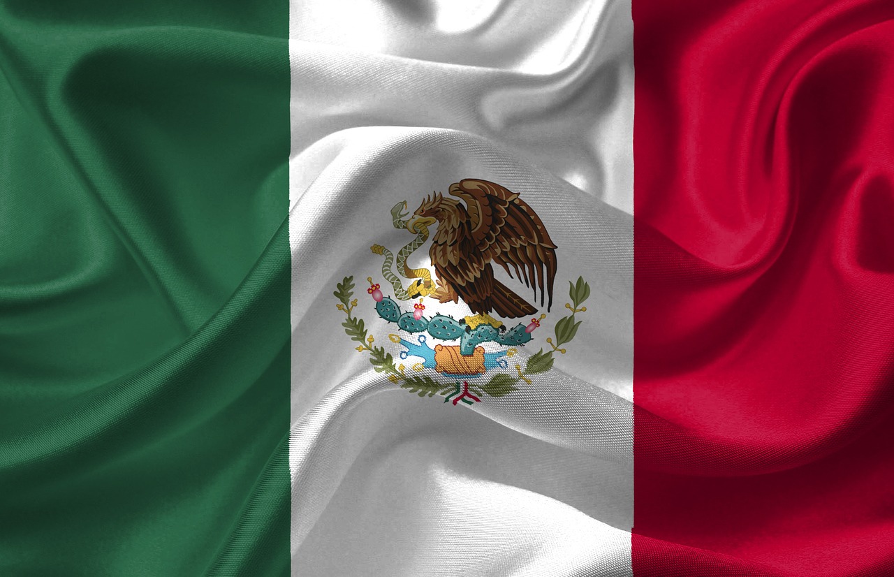 ¿Cómo hacer una bandera de México con hojas de colores?