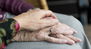 ¿Cuánto se paga por cuidar a una persona mayor?